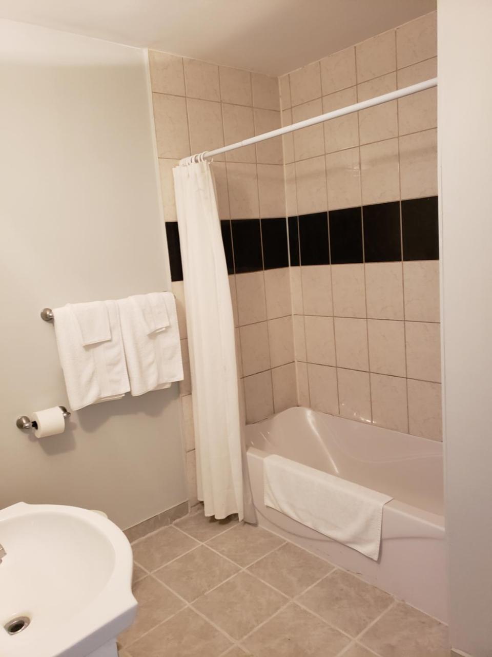 Regency Inn & Suites Cornwall Extérieur photo